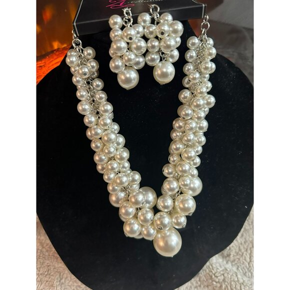 Chunky Pearl Bead Necklace & Earrings Set - Picture 2 of 3